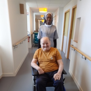 Sr Pélagie et un résident