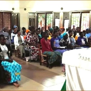 Célébration eucharistique à la chapelle du noviciat pendant le camp