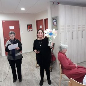 Sabrina et Madeleine : présentation des fleurs et chant