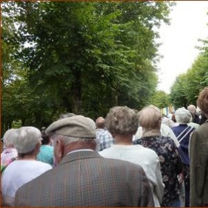 Foule dense et priante. Elle chante comme dans un murmure : Misericordes sicut Pater