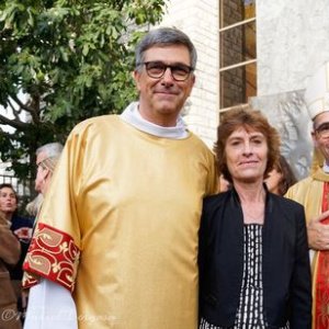Monseigneur Rougé, François et Isabelle,sur le parvis de la cathédrale