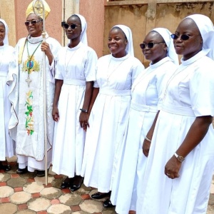 9 - Les heureuses élues entourant Mgr Léopold OUEDRAOGO, évêque de Manga. De G à D : Lydie, Pélagie, Pauline, Judith, Véronique, Edith, Raïssa