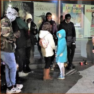 Les enfants discutent et plaisantent avec de jeunes migrants