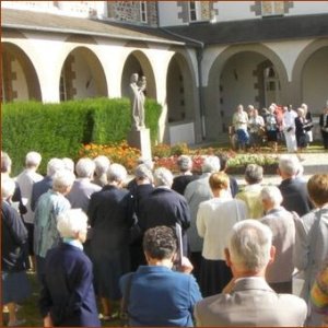 Après les Vêpres, chant du Salve Regina devant N. D. de Rillé