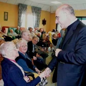 Mgr Souchu salue chaque Sœur aînée
