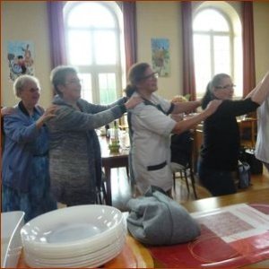 La danse de la chenille conduite par Christian, notre cuisinier