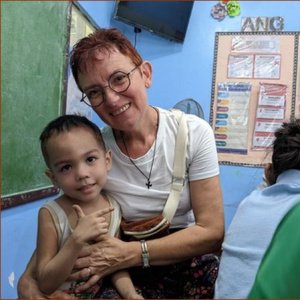 Thérèse avec un enfant qui vient d'être accueilli à la Fondation