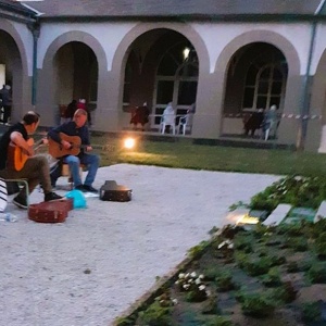 Les musiciens dans la cour d'honneur