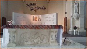 Autel de la chapelle et son bas relief : Jésus détaché de la croix et remis à Marie sa mère. Marie-Madeleine et Jean, l'apôtre bien-aimé, l'entourent. Autel de la chapelle et son bas relief : Jésus détaché de la croix et remis à Marie sa mère. Marie-Madeleine et Jean, l'apôtre bien-aimé, l'entourent.