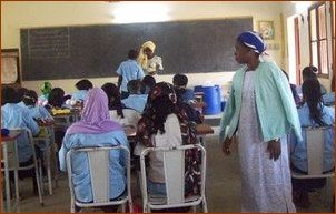 maîtresse et élèves dans une classe au Burkina-Faso