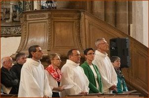 De gauche à droite : Manuel et sa femme, Dominique et Isabelle, Hubert et Marie-Paule, au milieu de l'assemblée, avant la célébration De gauche à droite : Manuel et sa femme, Dominique et Isabelle, Hubert et Marie-Paule, au milieu de l'assemblée, avant la célébration