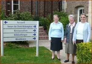 Srs Maria, Denise et Andrée devant l'Accueil de la Maison Diocésaine de Beauvais Srs Maria, Denise et Andrée devant l'Accueil de la Maison Diocésaine de Beauvais