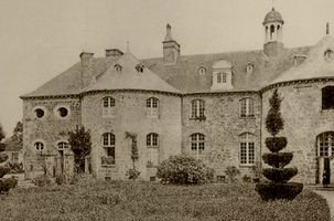 Le château de Chaudebœuf, au temps du 1er hospice ouvert par les Sœurs de Rillé en 1863 Le château de Chaudebœuf, au temps du 1er hospice ouvert par les Sœurs de Rillé en 1863