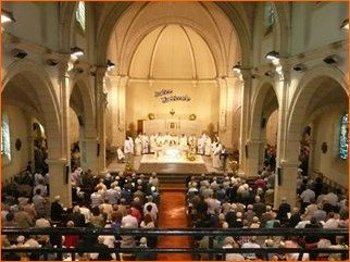 L'assistance nombreuse dans la chapelle de la Maison-Mère à Rillé-Fougères