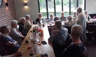 Vue d'une partie de la table fraternelle des invitées