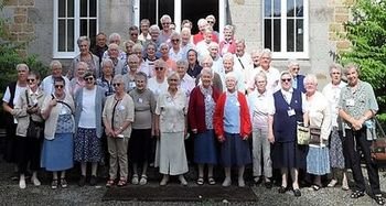 Tout le groupe des religieuses réunies à Pontmain Tout le groupe des religieuses réunies à Pontmain