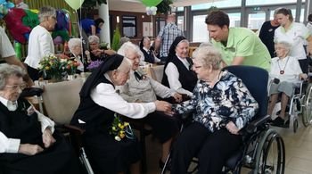 Mardi 13 juin, que de « Proficiat Zuster ! » adressé aux sœurs Mardi 13 juin, que de « Proficiat Zuster ! » adressé aux sœurs