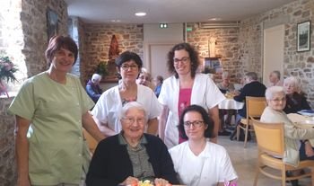 Sœur Raymonde avec le personnel de service et la communauté Sœur Raymonde avec le personnel de service et la communauté