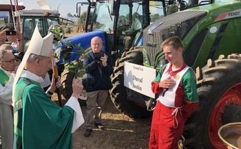 Monseigneur D'Ornellas, archevêque de Rennes, bénit un jeune agriculteur Monseigneur D'Ornellas, archevêque de Rennes, bénit un jeune agriculteur