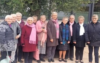 Le groupe presque au complet au sortir du repas de fête Le groupe presque au complet au sortir du repas de fête