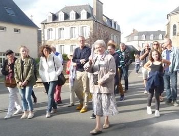 Un groupe de visiteurs avec leur guide Un groupe de visiteurs avec leur guide