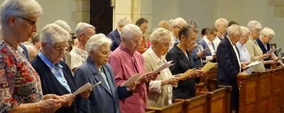 Les sœurs jubilaires renouvellent leurs vœux, avec la supérieure générale