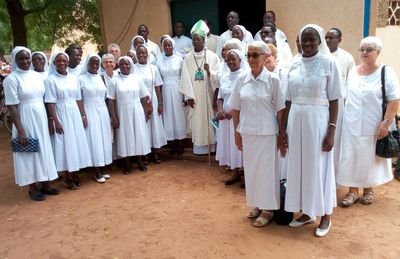 Les Sœurs du Christ Rédempteur avec Monseigneur Malgo au sortir de la Cathédrale Les Sœurs du Christ Rédempteur avec Monseigneur Malgo au sortir de la Cathédrale