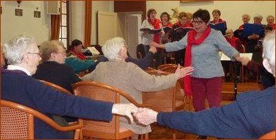 Chorale, chef de chœur et Sœurs chantent tous ensemble