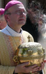 Mgr Kalist portant le chef de St Léonard, patron des prisonniers. Ostension de St Léonard de Noblat, 24 mai 2009