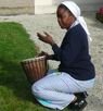 Sr Agathe rythme chant et danse avec le tam-tam